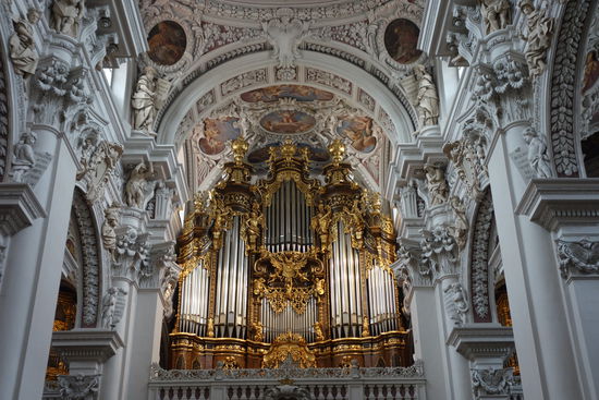 großer Teil der Orgel im Hauptschiff