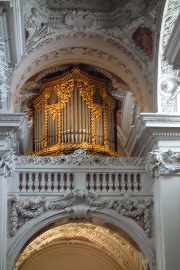 ein Teil der Orgel im einem Nebenschiff