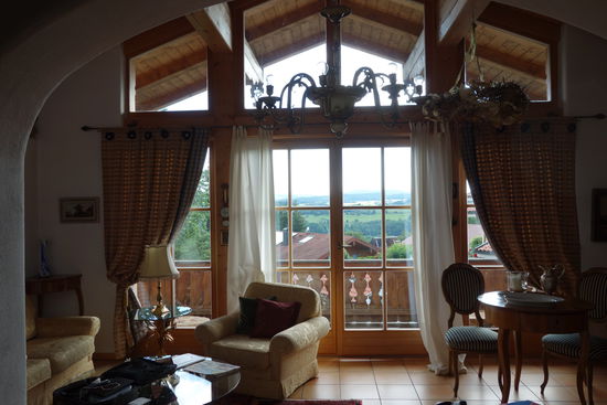 Blick aus dem Wohnzimmer auf den umlaufenden Balkon