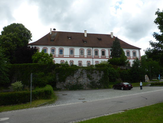 Schloß Miltach in heutigem Zustand -  rechteckiger Grundriss: längs befinden sich 13 Fensterachsen auf zwei Stockwerken. Der Dachstuhl ist ebenfalls zweistöckig. Auf dem Dach befinden sich sechs Kaminschlote.