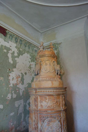 Hochzeitsofen mit den Wappen der Schönprunn und Poißl - in einem weitestgehend unrestaurierten Raum