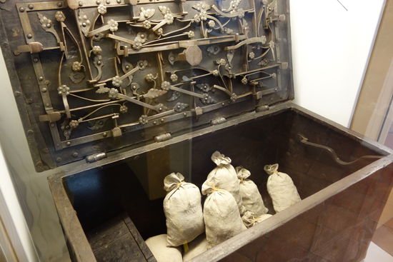 Stadtkasse
Eisen, Öl- und Temperafarbe, um 1550 - 
Mit Bändern eingefasste Eisentruhe, aufwendiger Schließmechanismus mit 12 Verriegelungen am Deckel, zusätzlich Vorrichtung für zwei Vorhängeschlösser.