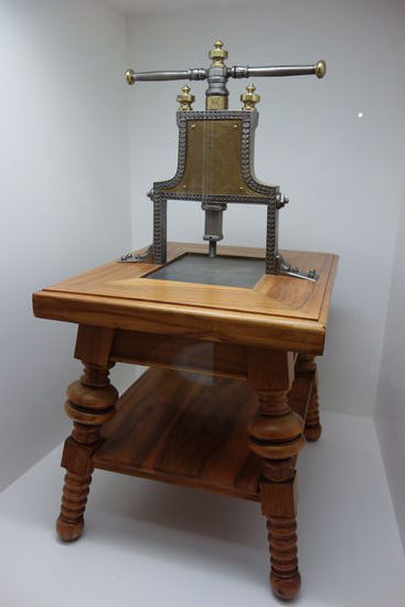 Siegelpreise - Holz, Stahl. Messing. 1703
Siegelpresse des Fürstbischofs Josef Franz Anton von Auersperg (1783-1795) mit Wappen und Jahreszahl .1793 sowie Monogramm JVCP