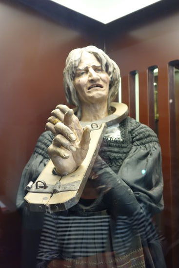 Figurine mit Schandgeige
Holz, 20. Jh.
Oberhausmuseum, Inv. Nr. 13757
Die schon seit 1905 im Oberhaus aufgestellte Figurine zeigt anschaulich die Durchführung der mittelalterlichen Prangerstrafe mit Schandgeige.