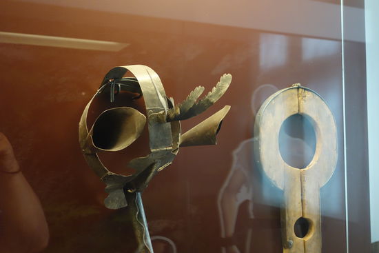 Schandmaske - Stahl, 17. Jh.
Ehrenstrafgerät für klatschsüchtige Frauen (spiegelnde Strafe): Große Ohren verweisen auf die alles hörende Neugier, das lange Mundrohr mit der Schlange auf die üble Nachrede.