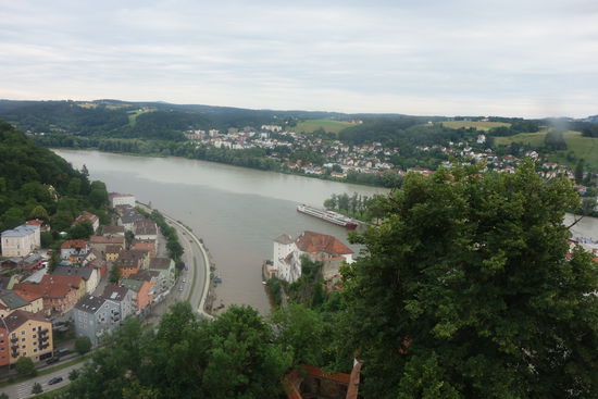 Blick auf den Dreiflüsse-Zusammenfluß (Ilz -vorne, Donau- Mitte, Inn- hinten)