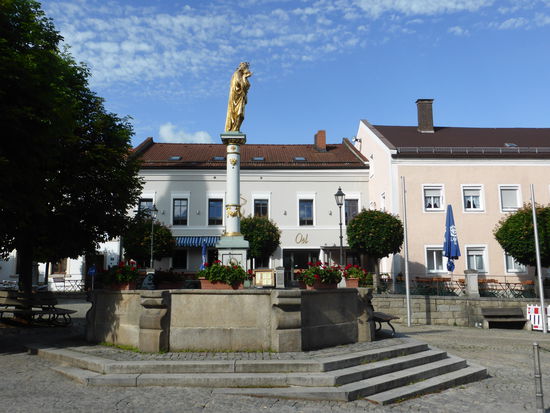 Marktplatz und Kirche