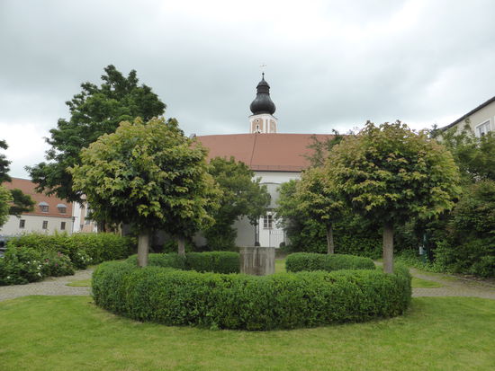 Im Jahr 1986 legte man den ehemaligen Pfarrgarten (heute: Amtsgerichtsgarten) als barocken Garten wieder an. Damals wurde auch die umgebende Mauer restauriert. Heute ist er eine „grüne Lunge" und bietet Gelegenheit zu einer beschaulichen Rast mitten im Zentrum der Stadt. Zum Abschluss der Baumaßnahme wurde ein neuer Springbrunnen in der Platzmitte installiert. Daraufist ein Spruch aus dem Alten Testament (Buch Arnos 5,24) eingemeißelt. Er lautet: „Gerechtigkeit sei wie ein nie versiegender Bach".