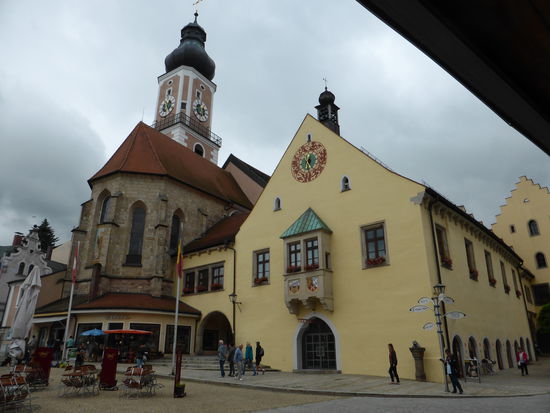 Der Pranger bestand aus einer steinernen Plattform, die in etwa zwei Metern Höhe an der Rathausfassade angebracht war. Dort musste der Verurteilte, angekettet mit einem Halseisen, während der öffentlichen Bestrafung stehen. Je nach Delikt gehörte zu dieser Schandstrafe auch das Schlagen mit Ruten.