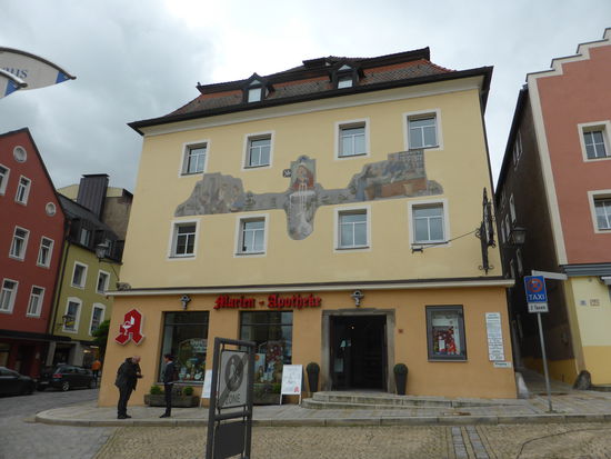 Die Marien-Apotheke befindet sich in einem mächtigen Bürgerhaus mit barockem Mansardendach. In dem einstigen Pflegerschlösschen wurde um 1750 eine Apotheke eingerichtet. Die 1934 entstandenen Freskenbilder weisen auf die Funktion des Hauses hin.