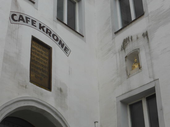 Das einstige Cafe Krone beeindruckt durch seine Fassade. Das Gebäude hat mit seiner über 400 Jahre alten Dachgestaltung ein mittelalterliches Aussehen bewahrt. Seine größten Tage liegen aber schon lange zurück. 1489 versammelten sich hier Adelige des Löwlerbundes, die sich gegen den bayerischen Herzog Albrecht IV. auflehnten. 1615 kehrte der pfälzische Kurfürst Friedrich V. auf dem Weg nach Prag ein. Seine kurze Regierungszeit brachte ihm den Spottnamen „Winterkönig" ein.
