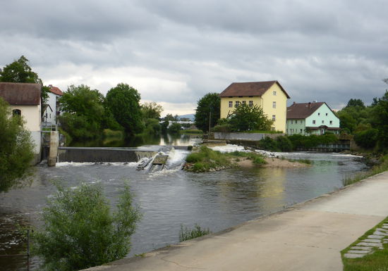 Rechter Hand am Regenufer befindet sich die Rossschwemme, die mit ihren begrünten Terrassen zum Verweilen einlädt.
Über den Meranweg. ein idyllisch angelegter Weg entlang des Regens, gelangt man zur Klosterkirche ..Maria Hilf.