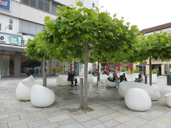 heute ist der Platz modern gestaltet - mit einmal anders gestalteten Sitzgelegenheiten