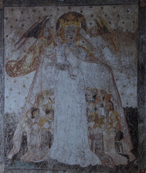 spätgotisches Fresko im Langhaus: Schutzmantel Madonna (etwa 1470)