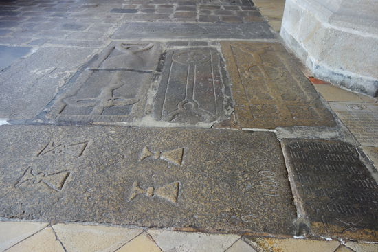 Das Münster zählt zudem an die 130 Grabsteine und Grabinschriften, die bis heute an den Wänden, im Boden, an den Außenmauern und in der Anna-Kapelle bestehen.