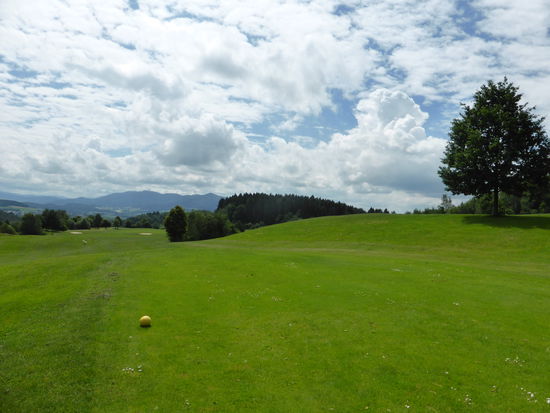 erst im Tal angekommen wird es flacher - aber schließlich muß man die Anhöhe wieder erklimmen und das kostet Mühen.