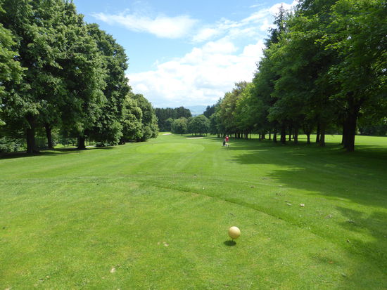 die letzten beiden Löcher sind noch zu auf breitem Fairway zu schaffen