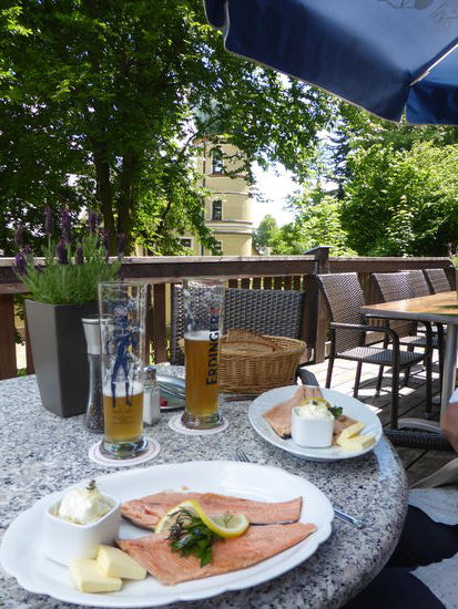 und nach fast 12 km 'Langlauf' belohnen wir uns dann mit einem (alkofreien) Weißbier und einem sehr leckeren geräucherten Bachsaiblingfilet
