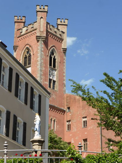 Der Stadtturm wurde 1866 als Ersatz für den Bergfried des mittelalterlichen Pflegerschlosses nach dem schweren Stadtbrand von 1863 in neugotischem Stil errichtet.