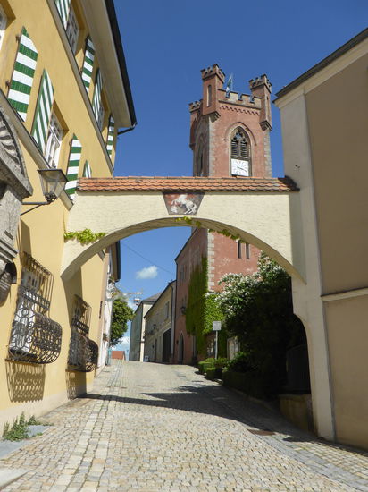 Weg zum Schloßplatz - im Stadtturm ist das Drachenmuseum untergebracht, das uns aber nicht sonderlich interessiert