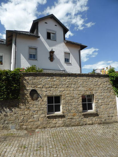 Vom Lärmerturm am Ende des Platzes ist nur noch ein Stumpf übriggeblieben, und stellt den Rest der alten Schlossbefestigung aus der Mitte des 15. Jh. dar. Hier war einst das Verlies.