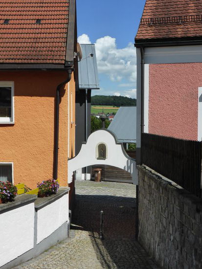 durch einen kleinen Rundbogen betreten wir die Rosenstrasse und finden