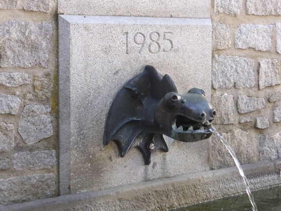 einen recht neuen Brunnen mit Drachenkopf