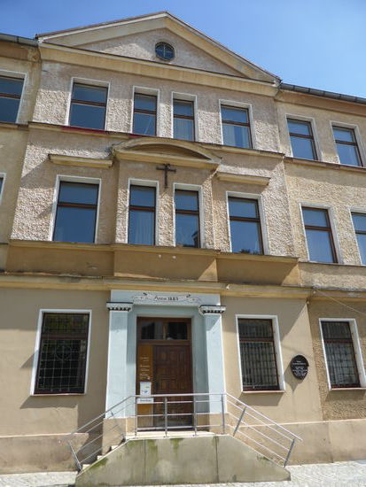 Vorbei am ehemaligen Knabenschulhaus führt uns der Weg zurück auf den großen Platz