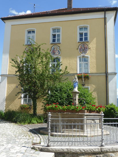 mit Pfarrhof und Marienbrunnen