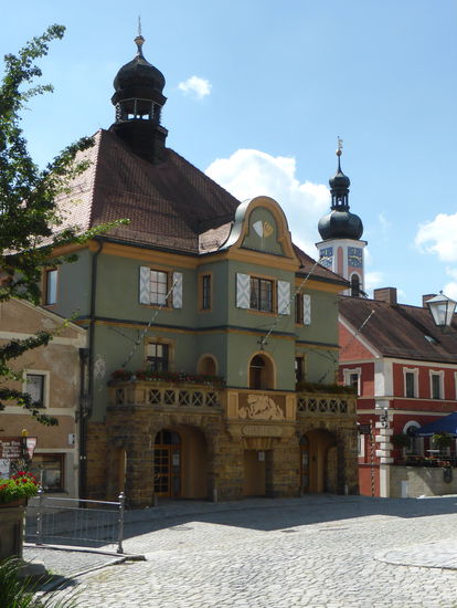 und dem alten Rathaus - seit der Stadterhebung 1332 Sitz der Verwaltung