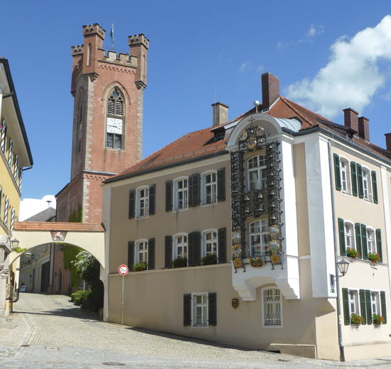 am Erker des ehemaligen Amtsgerichts befindet sich ein Glockenspiel -