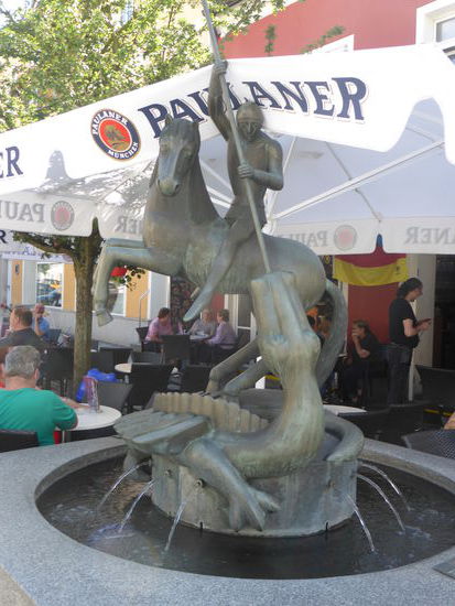 der Drachenbrunnen ist leider weitgehend von Biergartendekorationen verdeckt