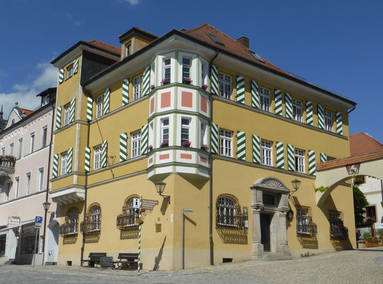 Perlinger-Villa und Torbogen mit 'Schimmel ohne Kopf'