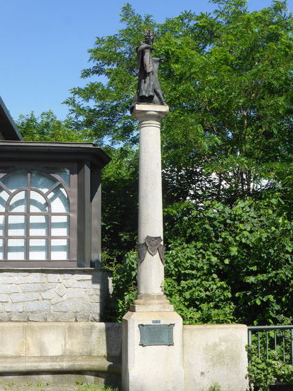 an der Bahnbrücke steht eine Nepomuk-Statue aus Bronze