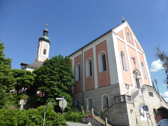 auf dem Rückweg zum Parkplatz steigen wir noch zur Stadtpfarrkirche Maria Himmelfahrt hoch.