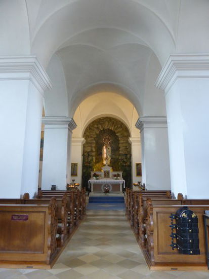 von der 1725 bis 27 erbauten barocken Anlage könnenw wir nicht allzuviel sehen, da wir den Kommunionsunterricht des Pfarrers nicht stören wollen