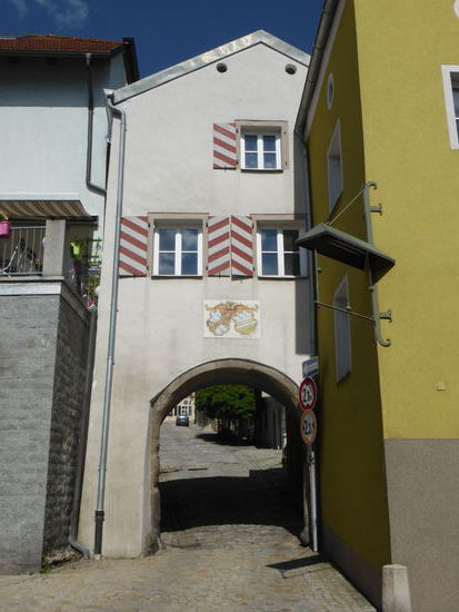 das Burgtor ist das einzige von ehemals drei Toren der ehemaligen mittelalterlichen Stadtbefestigung.