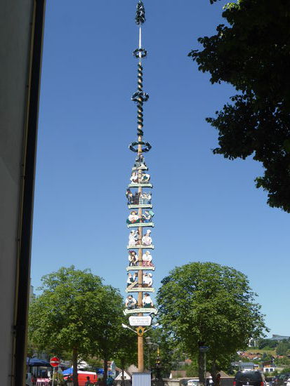 auf dem Maibaum sind nahezu alle Handwerke dargestellt.