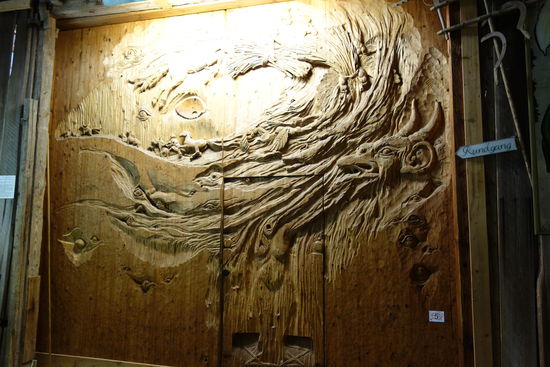 riesiges holzgeschnitztes Tor