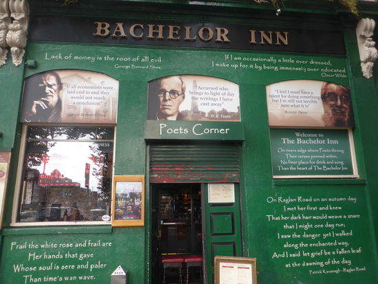 zahlreiche Sprüche auf der Bachelor Inn Fassade von Oscar Wilde, George Bernhard Shaw, Bram Stoker-Dracula, Samuel Beckett, W.B. Yeats