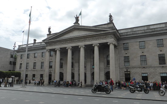 Früher befand sich vor dem Gebäude die Nelson Säule (Nelson’s Pillar). 1966 wurde diese durch eine von der IRA ausgelösten Explosion zerstört. Heute befindet sich direkt vor der General Post Office kaum zu übersehen die "lange Nadel" Spire of Dublin.