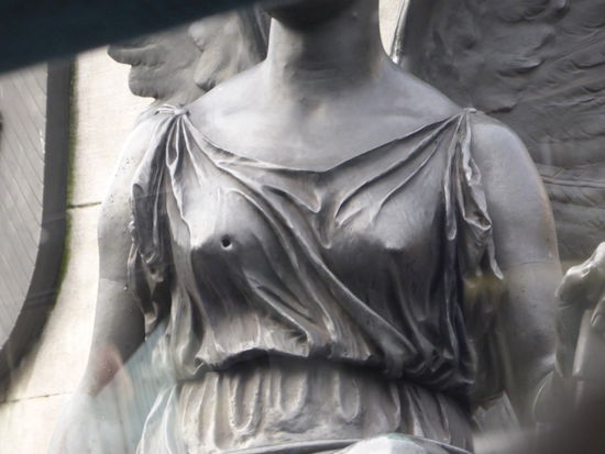 an 'markanten' Stellen befinden sich noch Einschußlöcher des Aufstandes in den Figuren