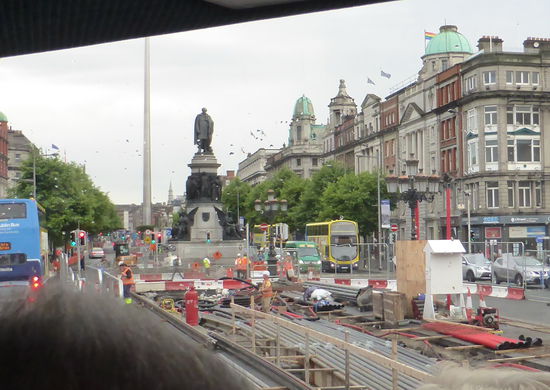 O'Connell-Street mit markanten Gebäuden und dem gleichnamigen Denkmal
