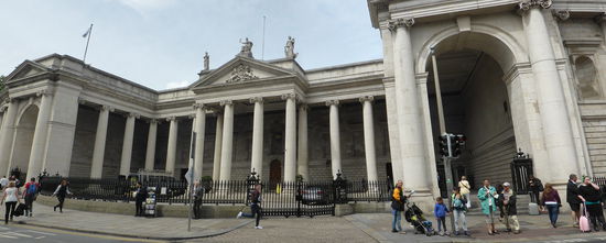 Das ehemalige Irish Parliament House in Dublin war bis zur formellen Vereinigung Großbritanniens und Irlands im Jahr 1800 das Parlament des Königreichs Irland. Heute befindet sich hier eine Filiale der Bank of Ireland.