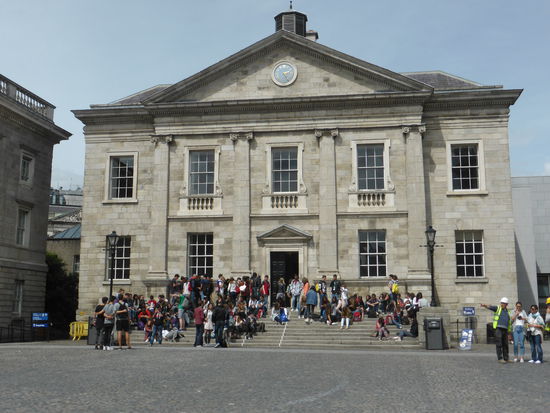 Library mit zahlreichen Studenten