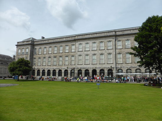 das book of kells wollen so viele sehen, dass man selbst bei einem mehrtägigen Aufenthalt Probleme hätte, es sei denn man stellt sich bereits am frühen Morgen in eine Warteschlange