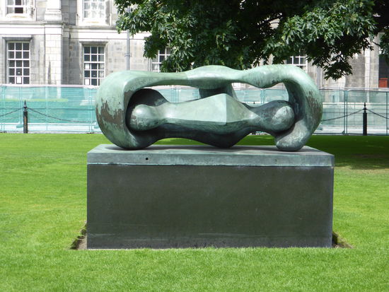 Henry Moore Skulptur auf dem Library Square