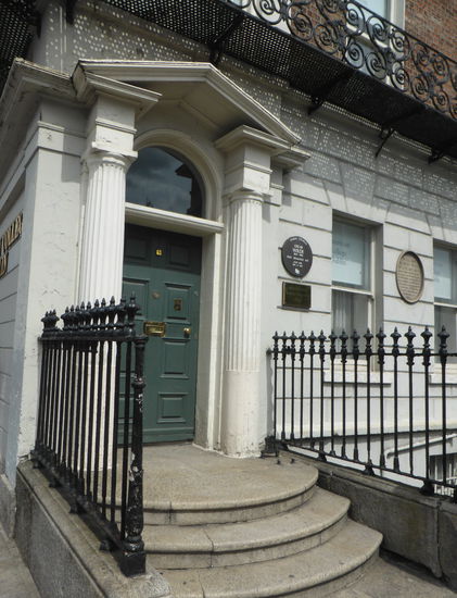 Oscar Wildes Elternhaus  - direkt gegenüber im Park sein eigenes Denkmal