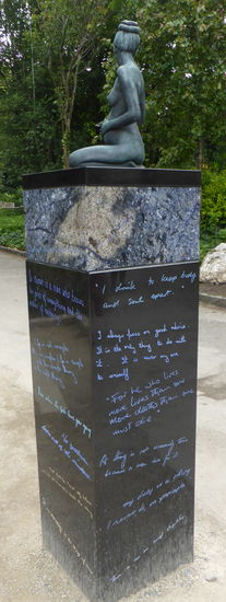 'Die Anzahl unserer Neider bestätigt unsere Fähigkeiten.'
'Versuchungen sollte man nachgeben. Wer weiß, ob sie wiederkommen!'
'Jeder von uns ist sein eigener Teufel, und wir machen uns diese Welt zur Hölle.'
'Gesegnet seien jene, die nichts zu sagen haben und den Mund halten.'
und viele mehr!