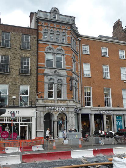 Bevor es weitergeht, müssen wir uns mit einem Kaffee/Schokolade stärken, und der Hektik der Baustellen entfliehen.